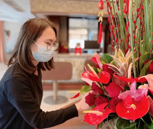 职校走出花艺师 用双手定格花卉最美瞬间与景观工程的匠心设计